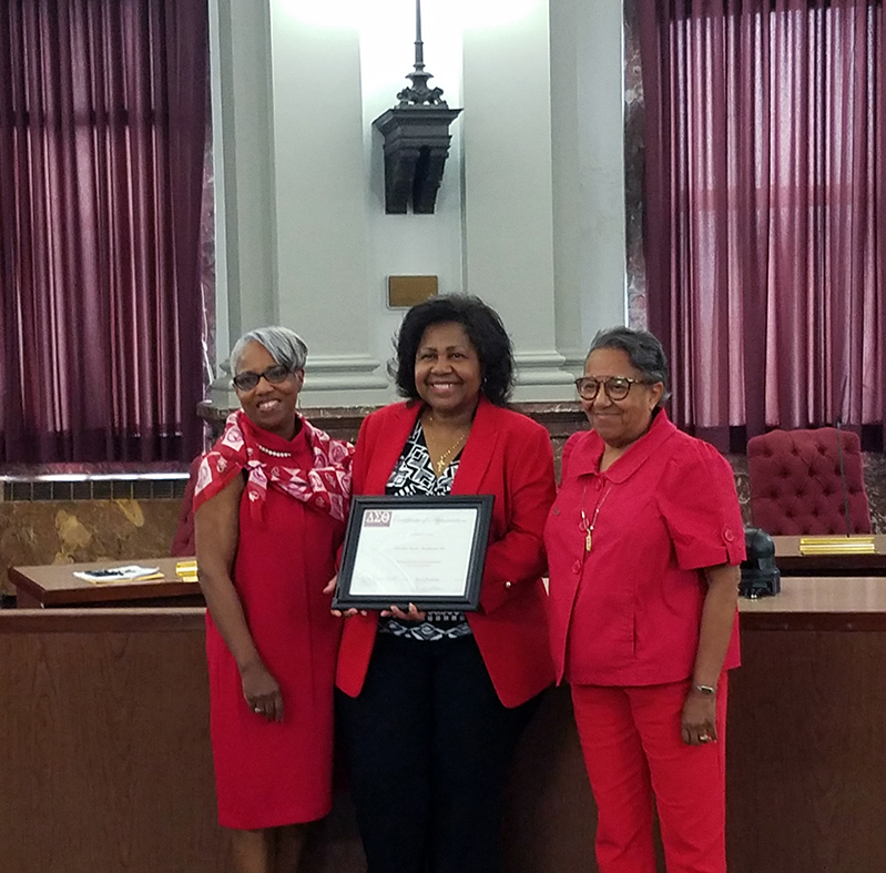 Comptroller Darlene Green speaking with Delta Sigma Theta Alumnae at City Hall, May 2018.